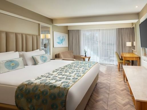 Titanic Deluxe Lara’da geniş yataklı, Titanic Deluxe Lara – Anex Standard Garden odasında, geniş yataklı, koltuklu ve büyük televizyonlu lüks bir konaklama alanı.ve büyük televizyonlu lüks bir odası.