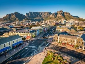 a view of table mountain in cape town with a city view showcasing the city tours that pepperclub hotel will take guests on
