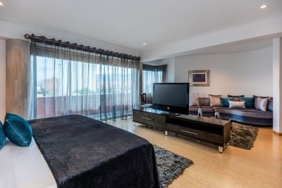 suite con cama king , sofa y tv en medellin