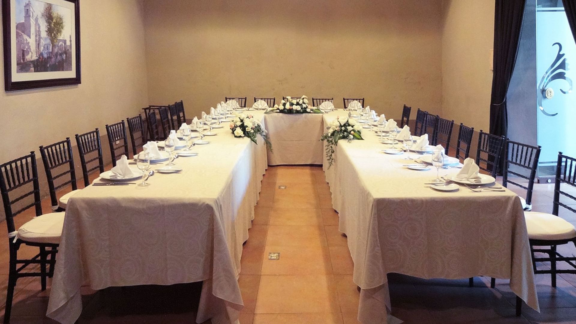 Mesas largas decoradas con flores y manteles en el salón 2 de Abril del hotel Quinta Real Puebla en Heroica Puebla de Zaragoza.