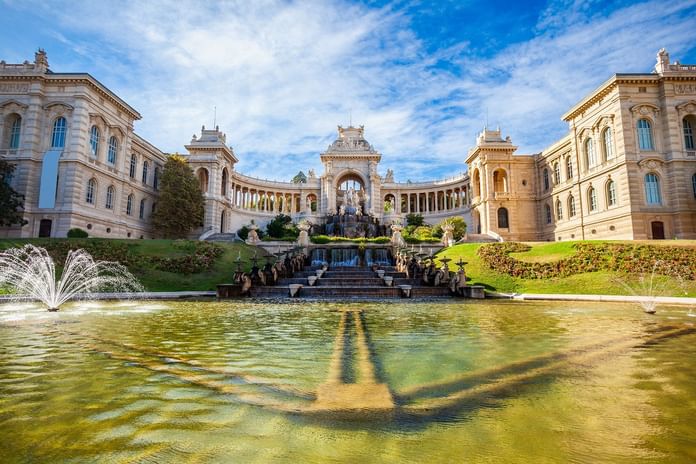 Vue aérienne du Zoo avec une fontaine d'eau à l'avant près des Hôtels Oceania