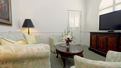 Living area in Deluxe Double Queen Room at Pine Inn