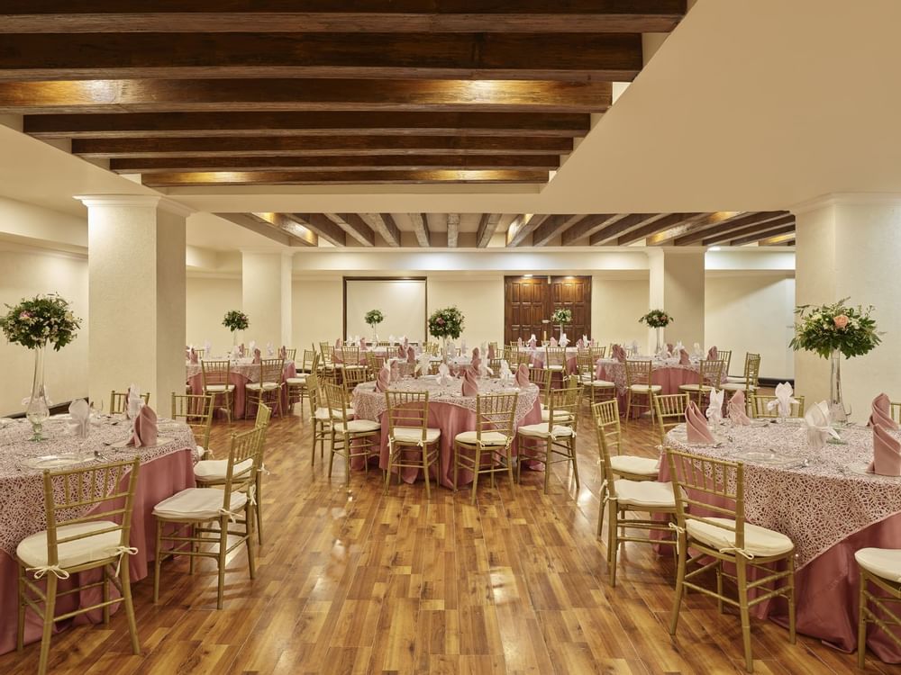 Montaje de mesa de banquete en un lugar para bodas en Hoteles Fiesta Americana