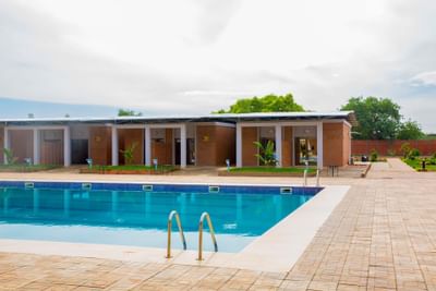 Vue de la piscine de Dunia hôtel Loumbila