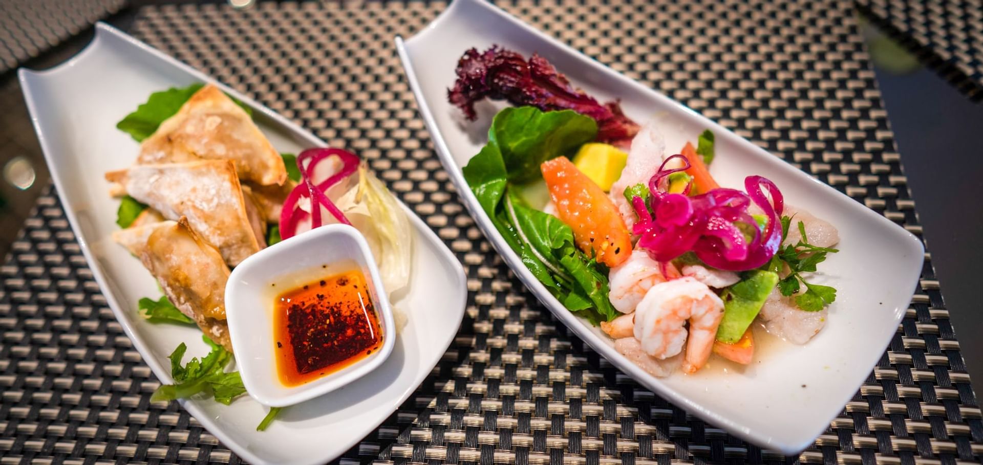 Primer plano de un plato vibrante servido en hoteles Bluedoors