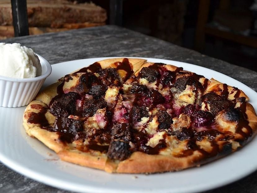 Closeup of a flatbread pizza at Blackstone Mountain Lodge