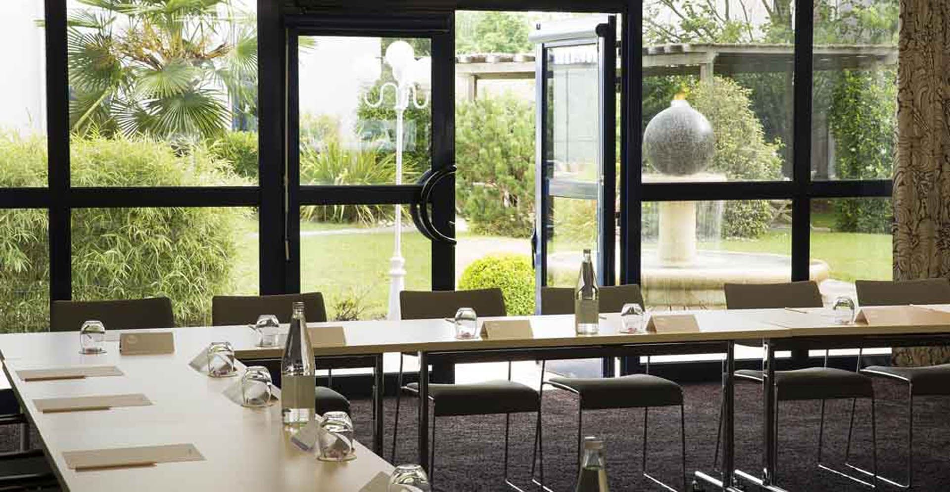 U-shaped meeting table in a Room at Oceania Rennes