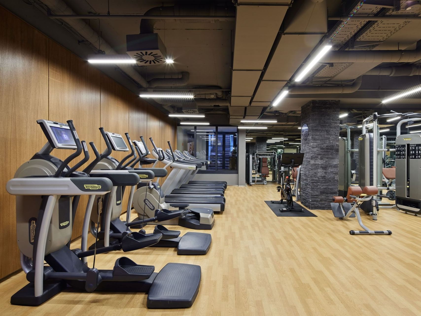 Fitnesscenter mit verschiedenen Trainingsgeräten im Titanic Gendarmenmarkt Berlin