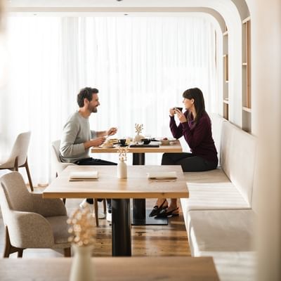 Coppia che pranza al ristorante del Falkensteiner Hotel Falkensteinerhof a Valles