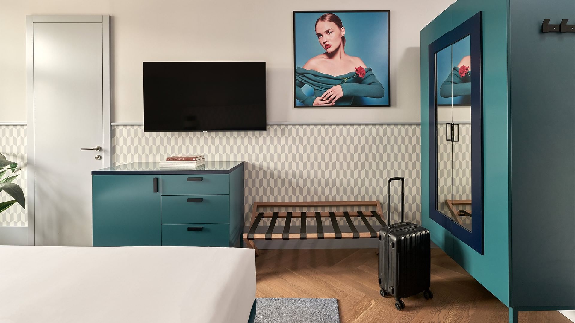 Vybavený pokoj Superior Room s postelí, televizí a kufrem v Falkensteiner Hotel Prague.