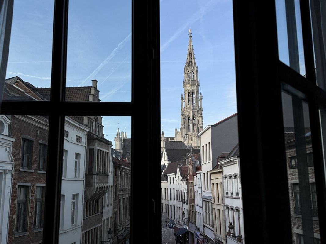 Vue depuis une fenêtre sur l'Hôtel de Ville de Bruxelles et les toits du centre historique au Warwick Brussels Bruxelles