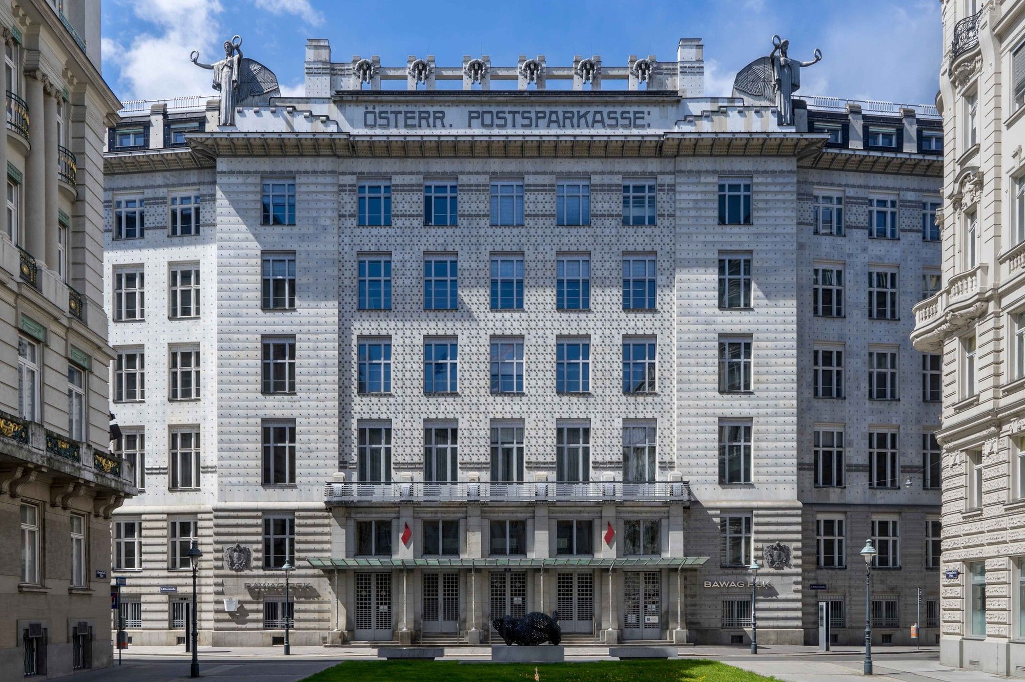 Österreichische Postsparkasse in Wien mit klarer Jugendstil Fassade von Otto Wagner und markanter Architektur.