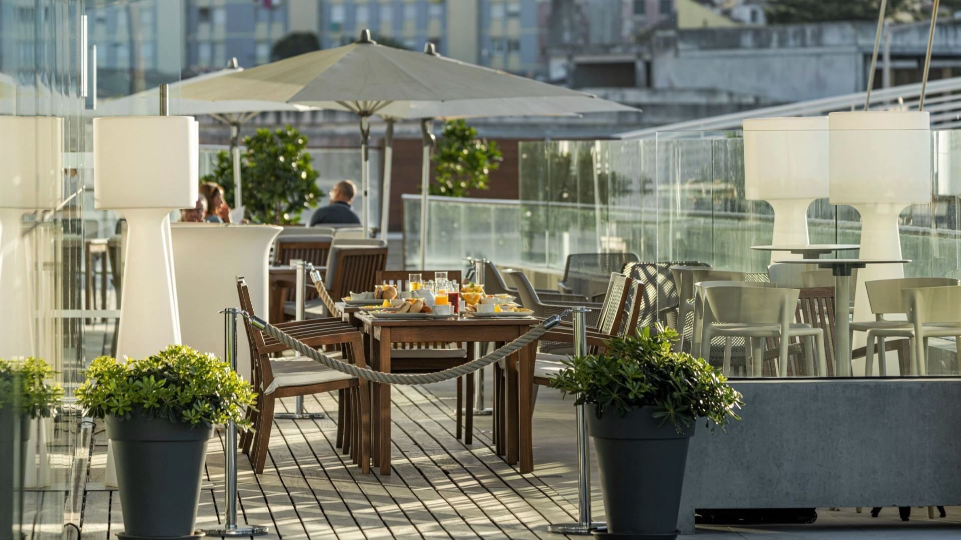 Outdoor dining table arrangement in Escuna Restaurant at Hotel Marina Atlântico