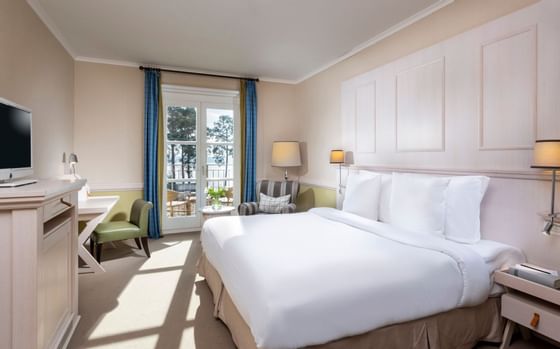 Bed & furniture in Deluxe room at Precise Resort Bad Saarow