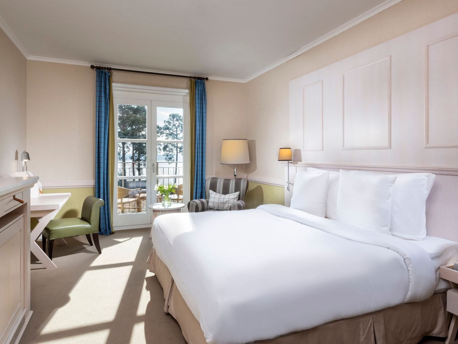 King bed in Deluxe room at Precise Resort Bad Saarow
