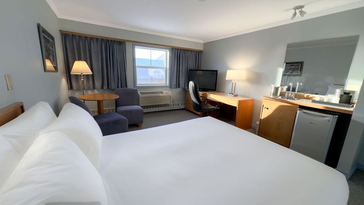 Dawson City, hotel room with queen bed