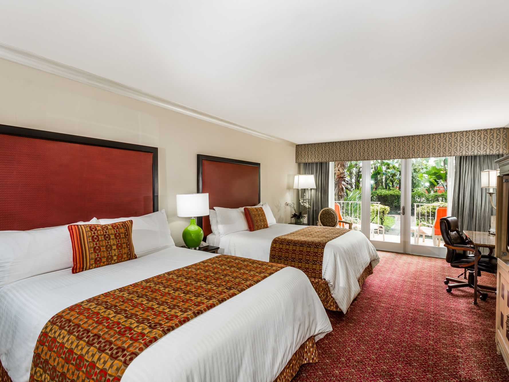 Queen Deluxe with Patio or Balcony at Safety Harbor & Resort