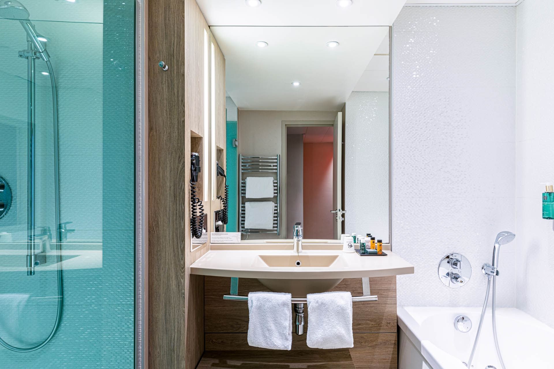 Lavabo et douche dans une chambre à l'Oceania L'Univers Tours