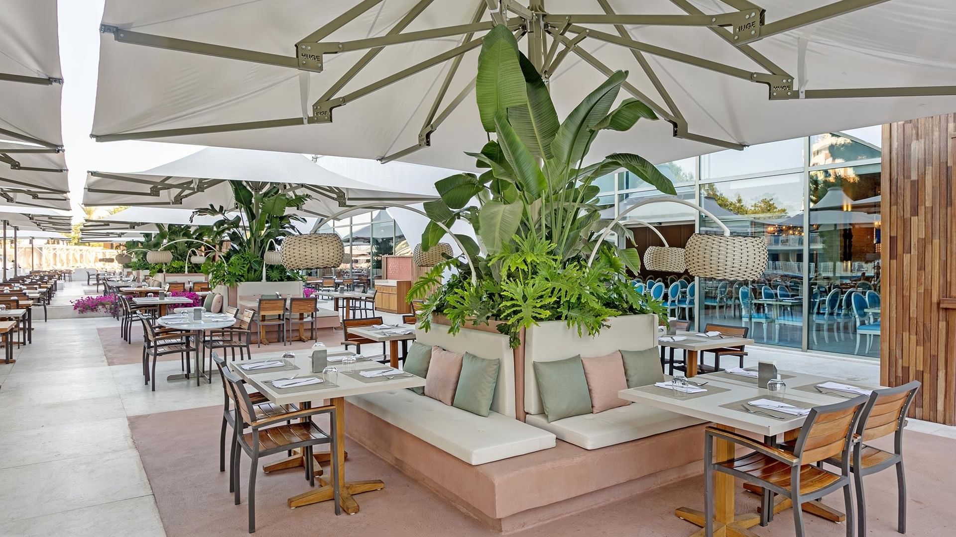 Titanic Deluxe Golf Belek Ana Restoran – Açık Havada Şıklık ve Lezzet Bir Arada