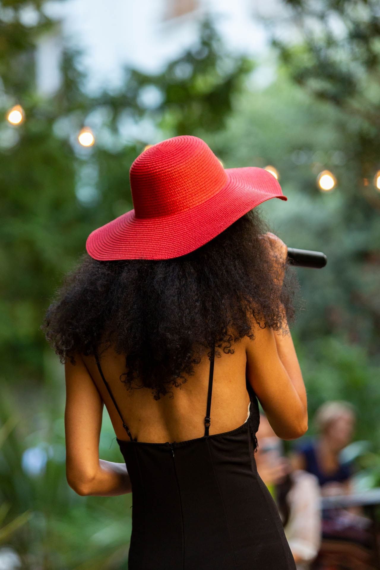 Chanteuse se produisant à l'Oceania Paris Porte de Versailles