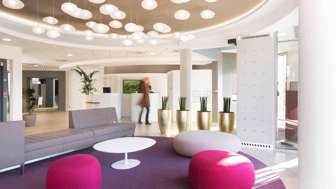 Espace lobby avec poufs et canapés confortables à Oceania Rennes