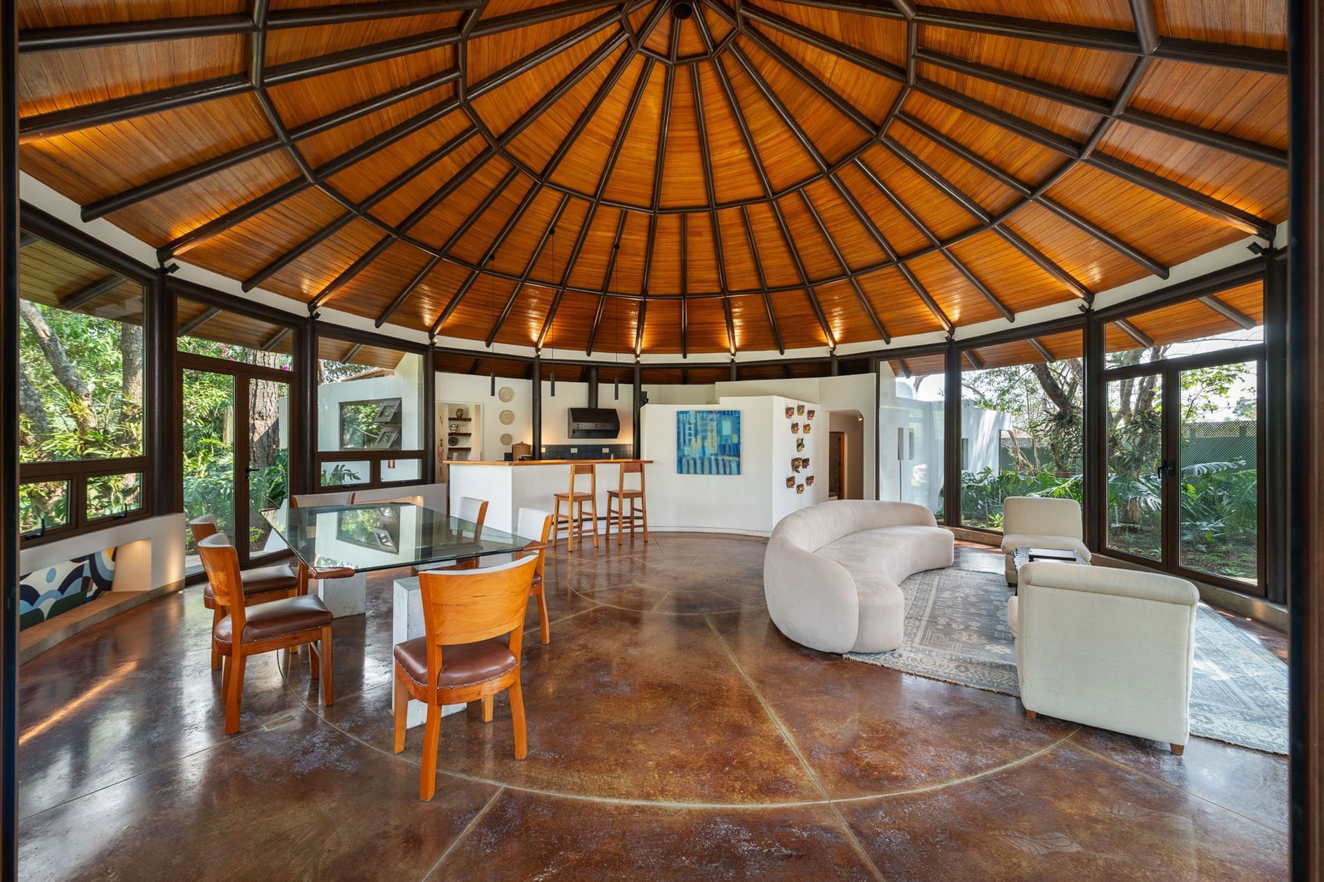 Amplia sala de estar con techo abovedado de madera y mobiliario moderno en Casa Santo Domingo