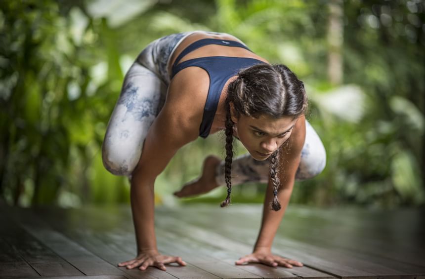femme en posture de yoga
