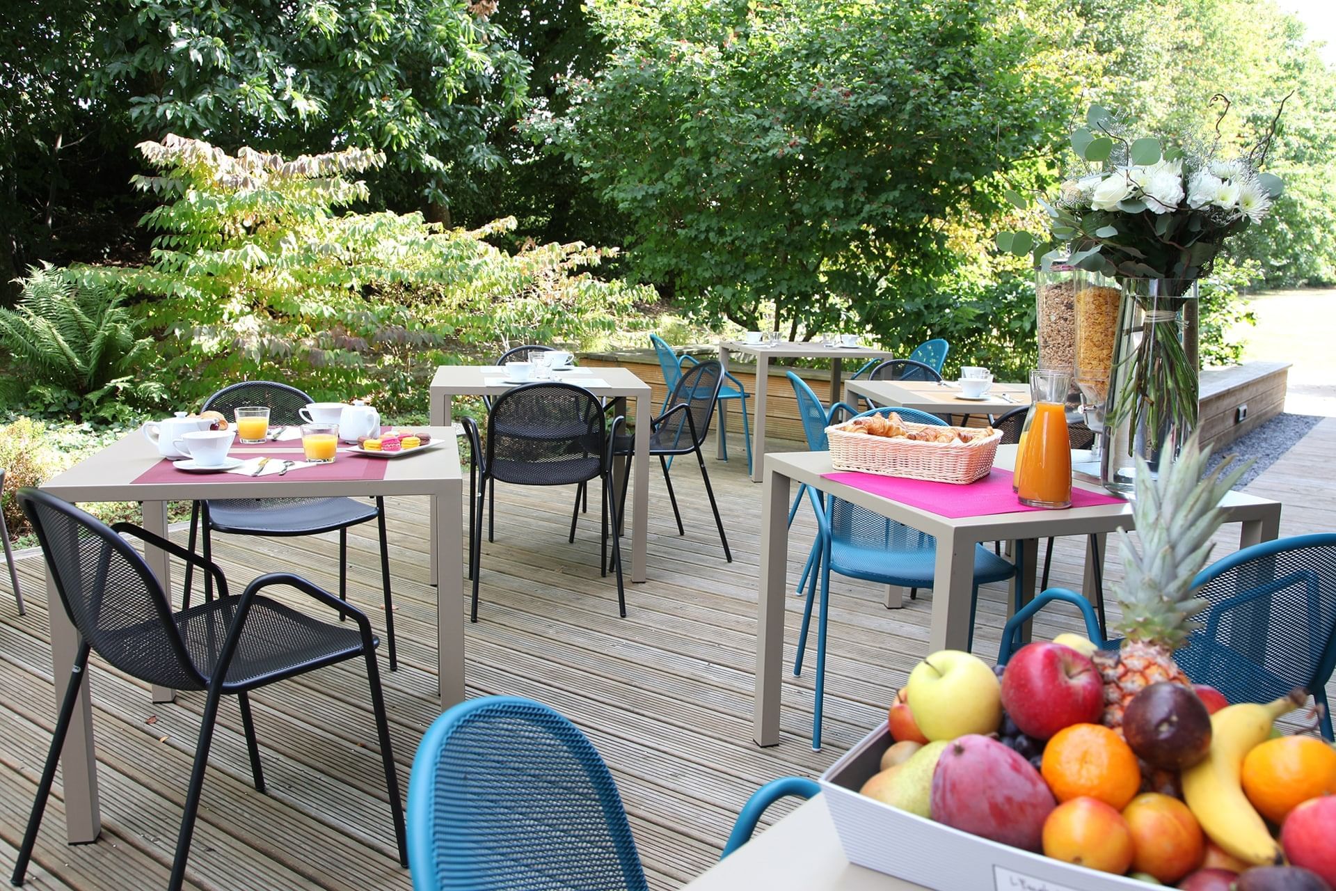 Espace salle à manger extérieur à l'Escale Oceania Rennes