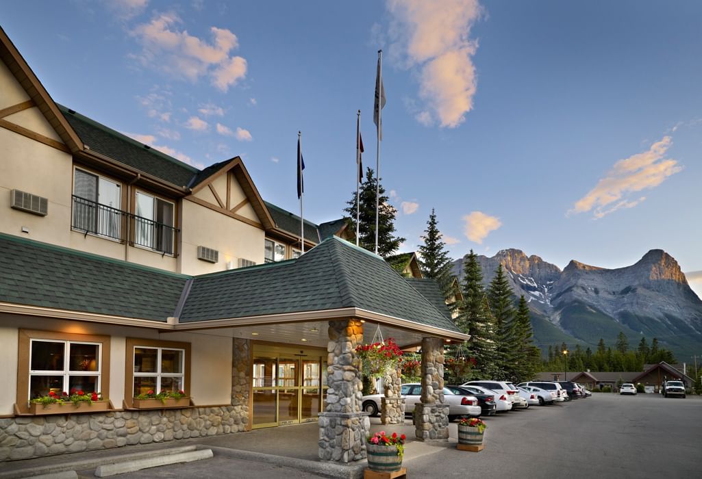 coast canmore hotel & conference centre exterior view