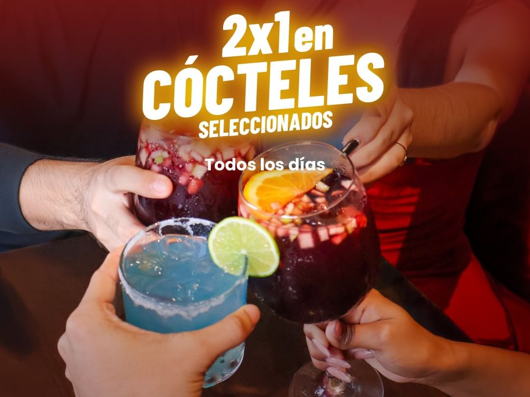 Manos levantando copas de cócteles variados con la promoción 2x1 en cócteles.