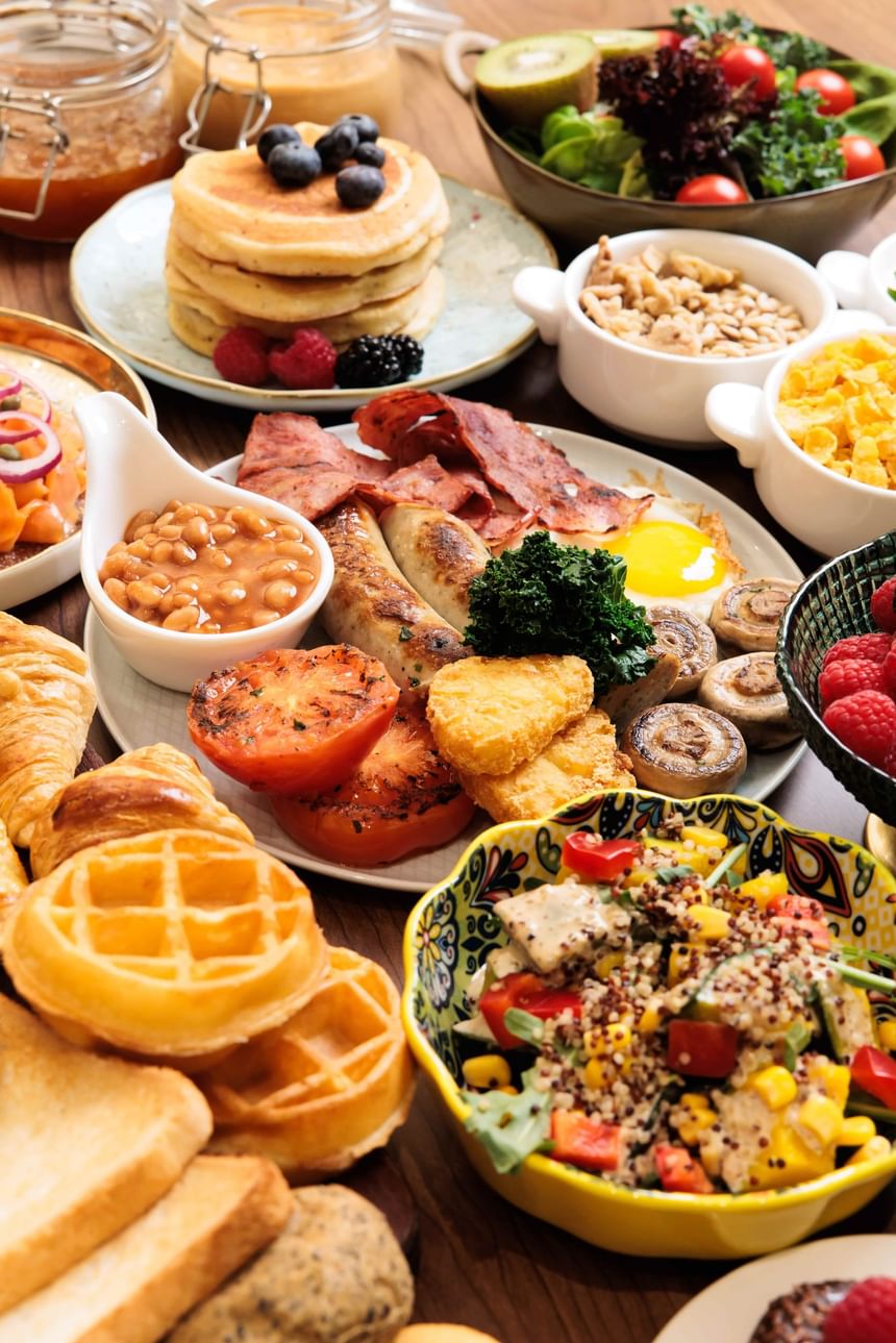 香港百樂酒店 Park Café 自助早餐，多款麵包、鬆餅、熱盤、沙律和穀物豐富陳列於餐枱上