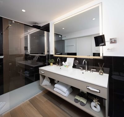 Bathroom with mirror & wash basin at Sublimis Boutique Hotel Camogli