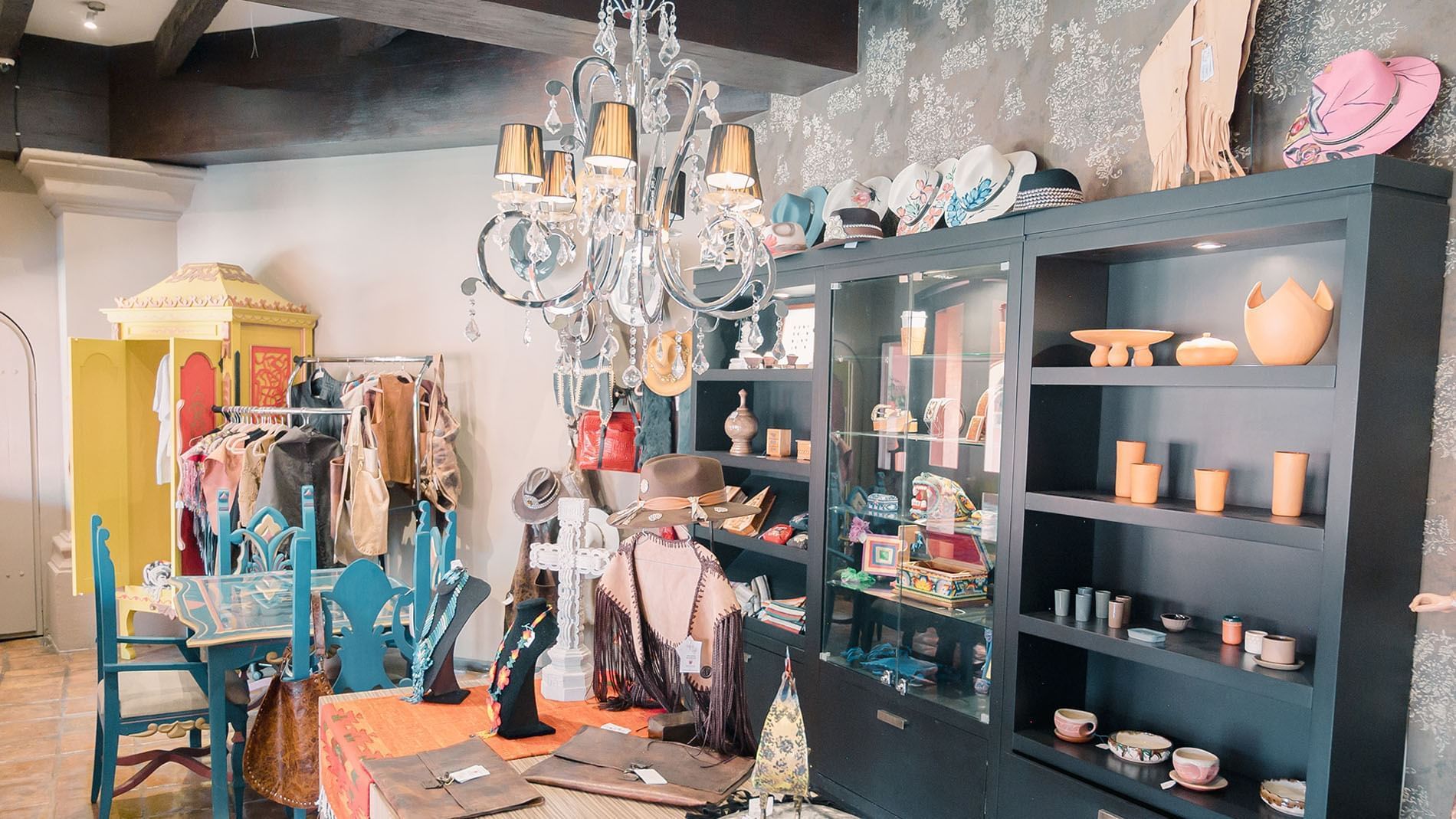 Luxury boutique displaying fine hats, crafts, and a crystal chandelier at Quinta Real Zacatecas