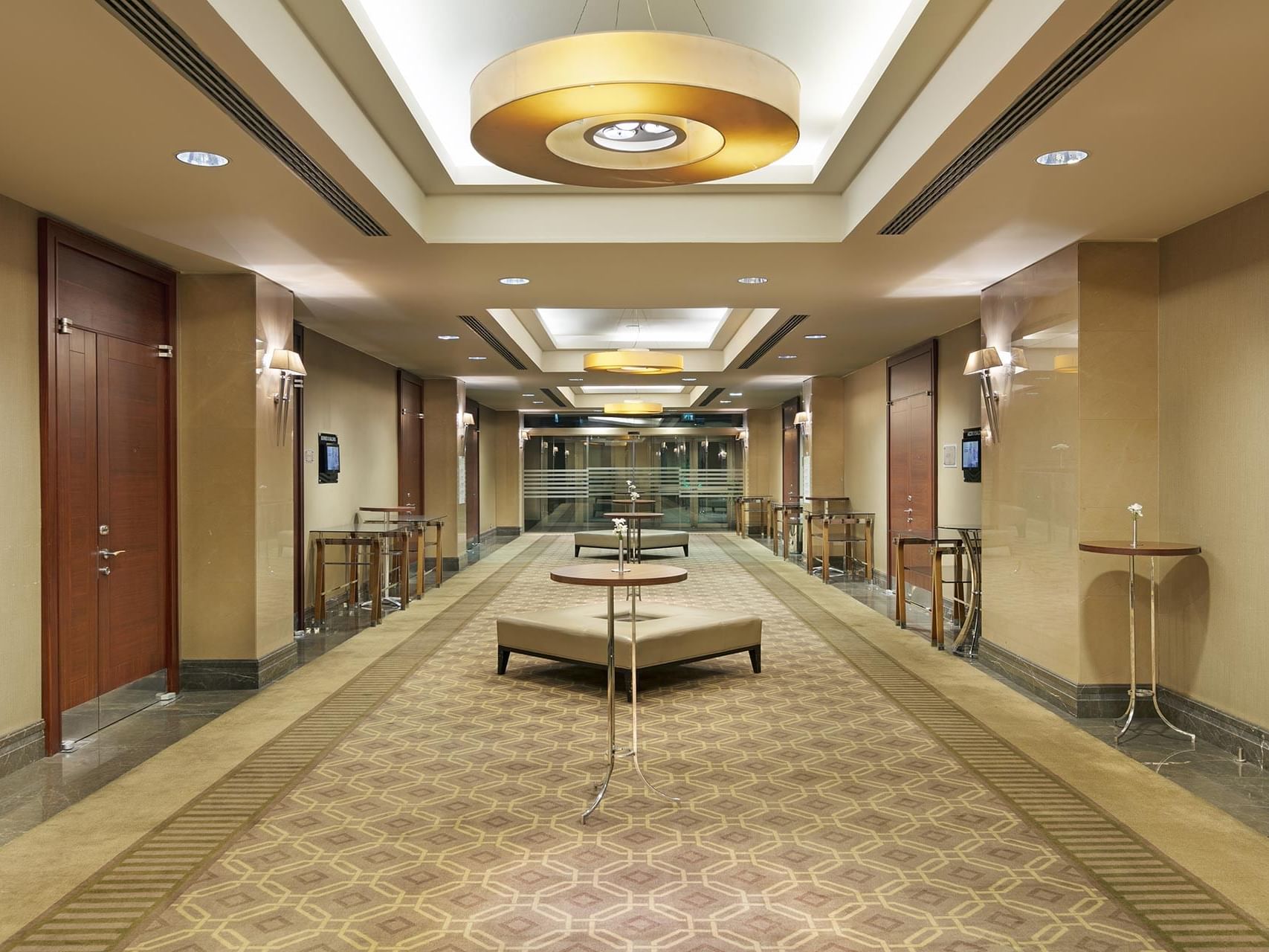  Titanic Business Kartal’ın Savlo salonuna açılan koridor, modern tasarımı ve ferah yapısıyla davetlileri şık bir atmosferde karşılıyor.