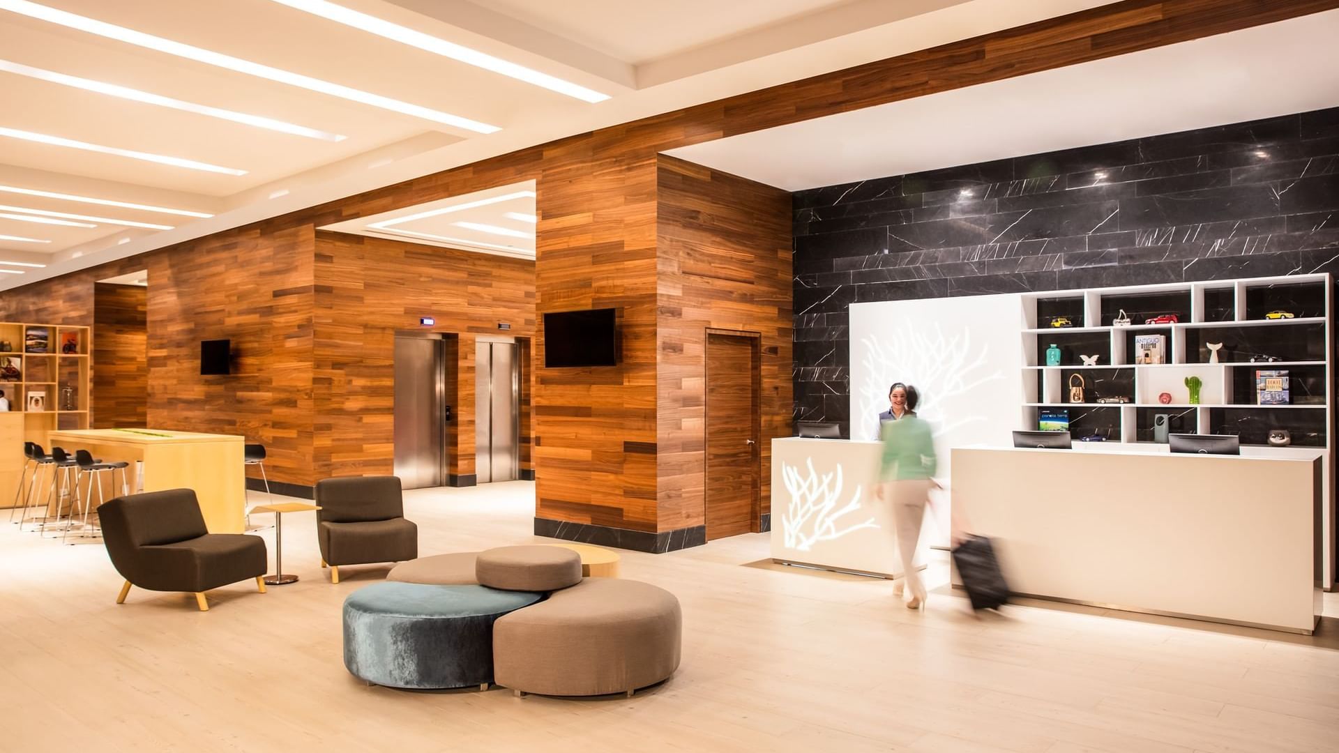 98452185_Lobby9_6400x4267_result