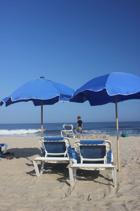 Sunbed by the beach with child near Ocean Place Resort & Spa