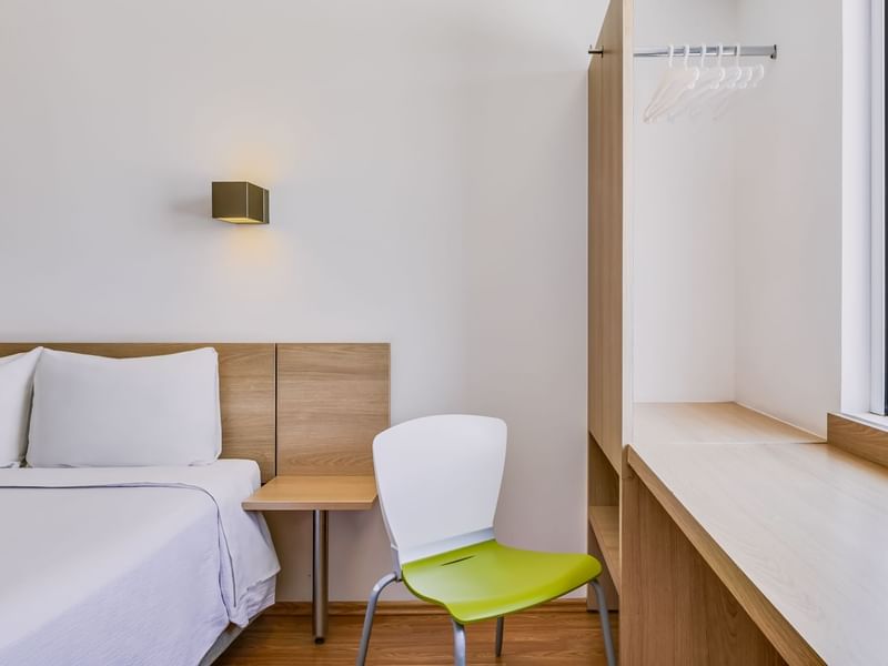 Cama y espacio de trabajo en habitación Superior, 1 Queen en One Hotels