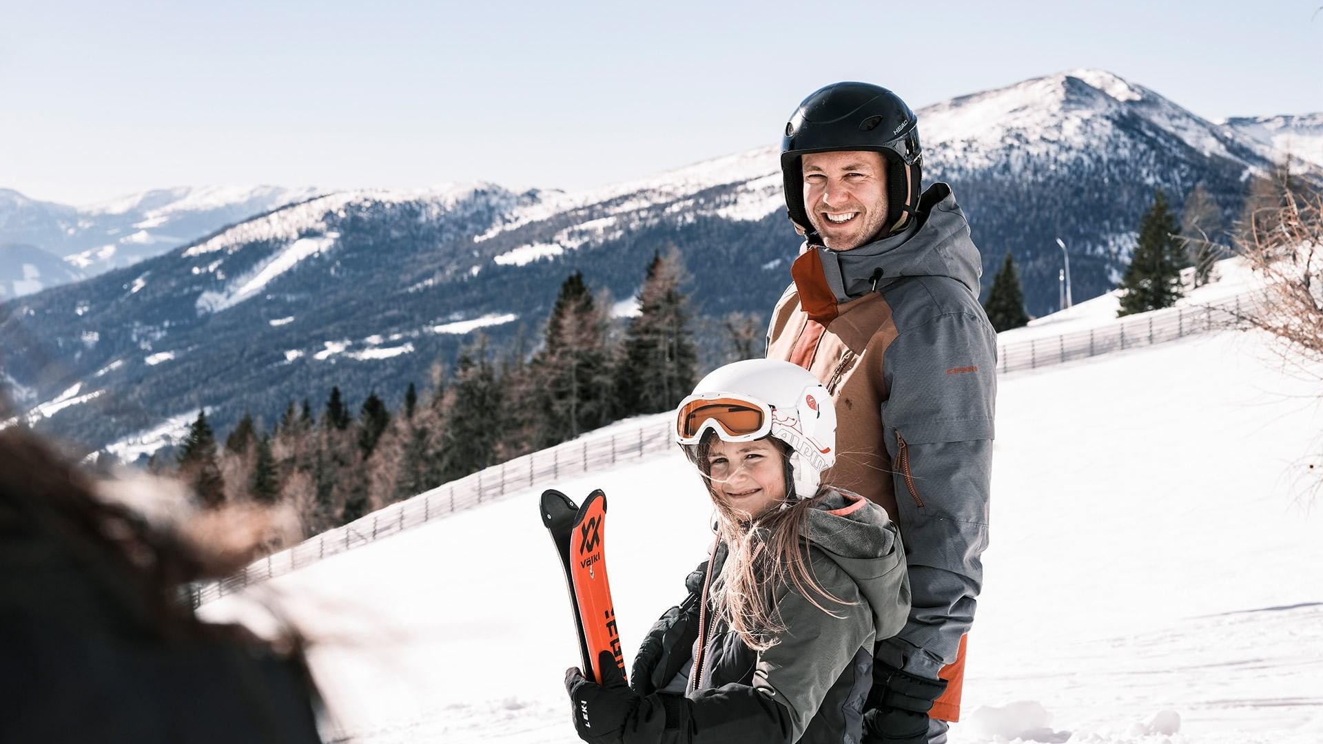 Familie genießt den Schnee in den Bergen bei Falkensteiner Hotel Schladming