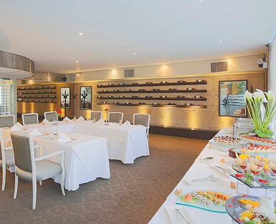 Buffet and dining area at Oceanus Restaurant in Delfines Hotel