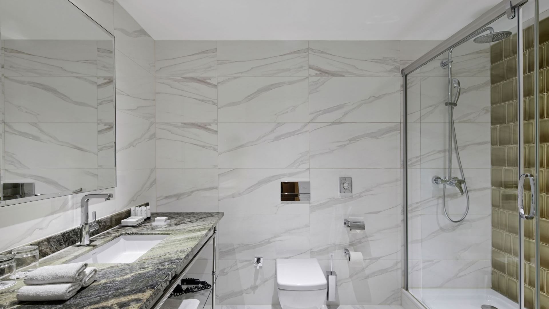 Waschtisch, Duschbereich und WC im Classic Zimmer im Titanic Chaussee Berlin