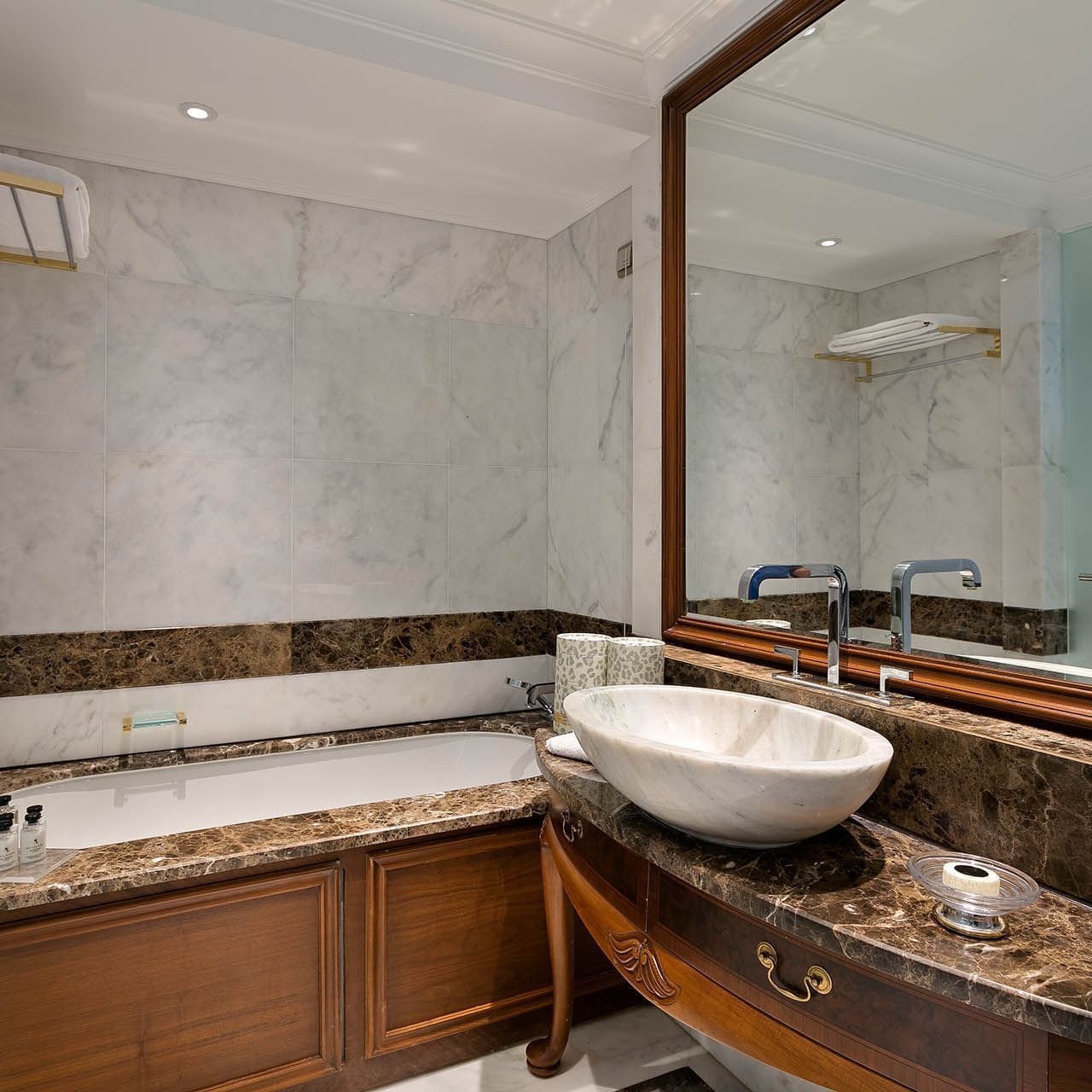 Ванная комната президентского люкса в отеле Titanic Mardan Palace с ванной, раковиной и туалетным столиком