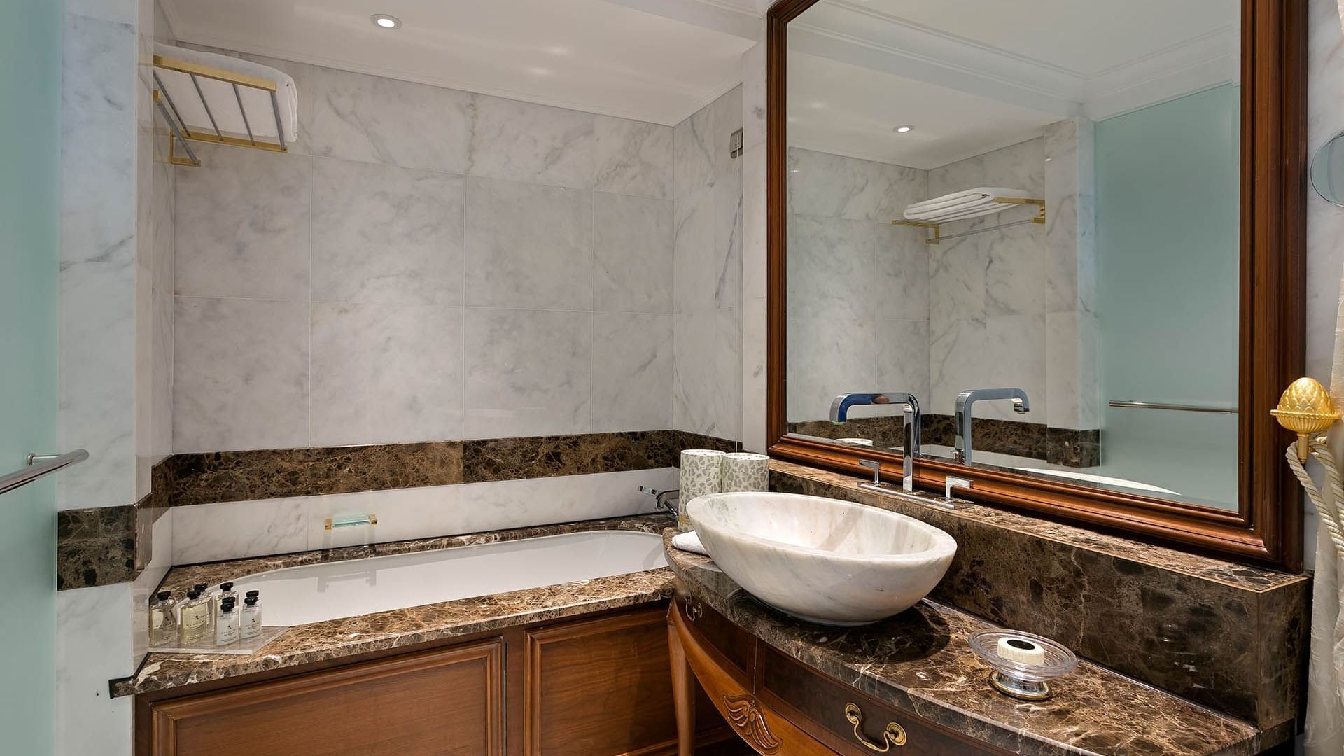 Ванная комната президентского люкса в отеле Titanic Mardan Palace с ванной, раковиной и туалетным столиком