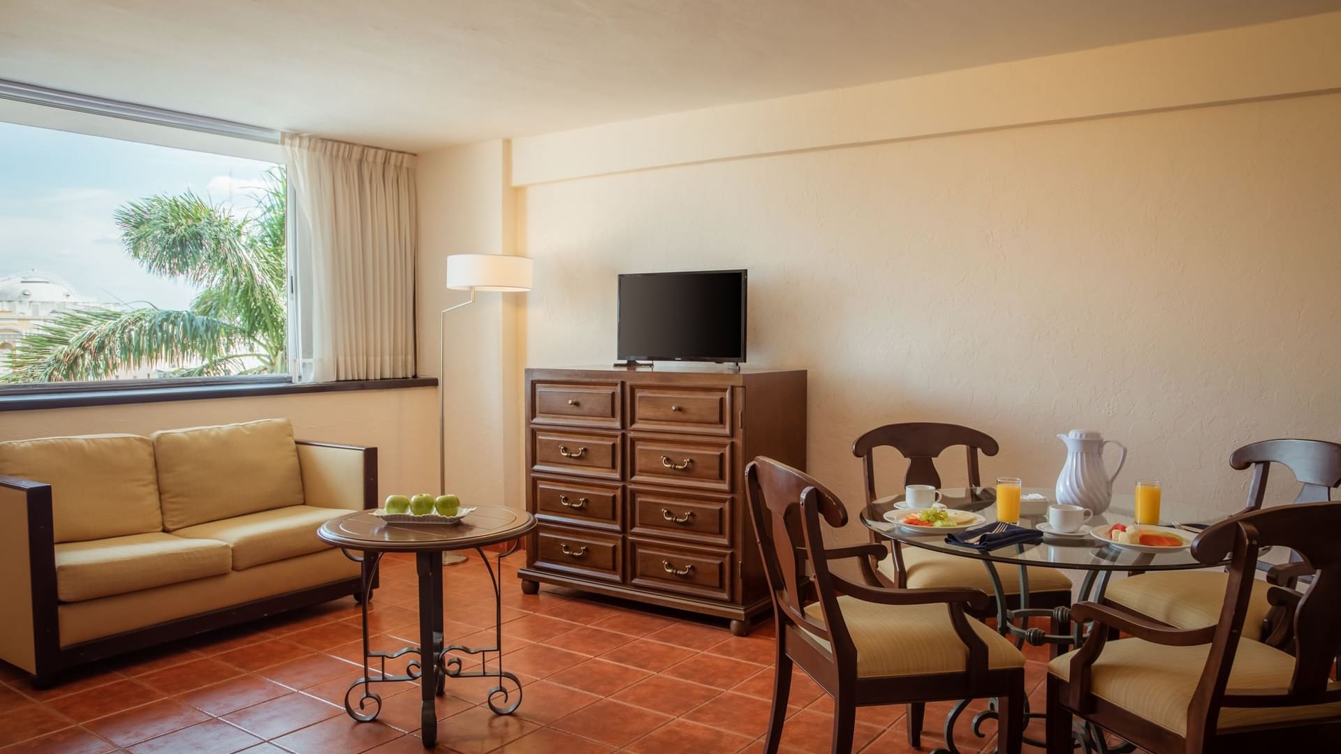 Living area in a suite at Gamma Mérida el Castellano