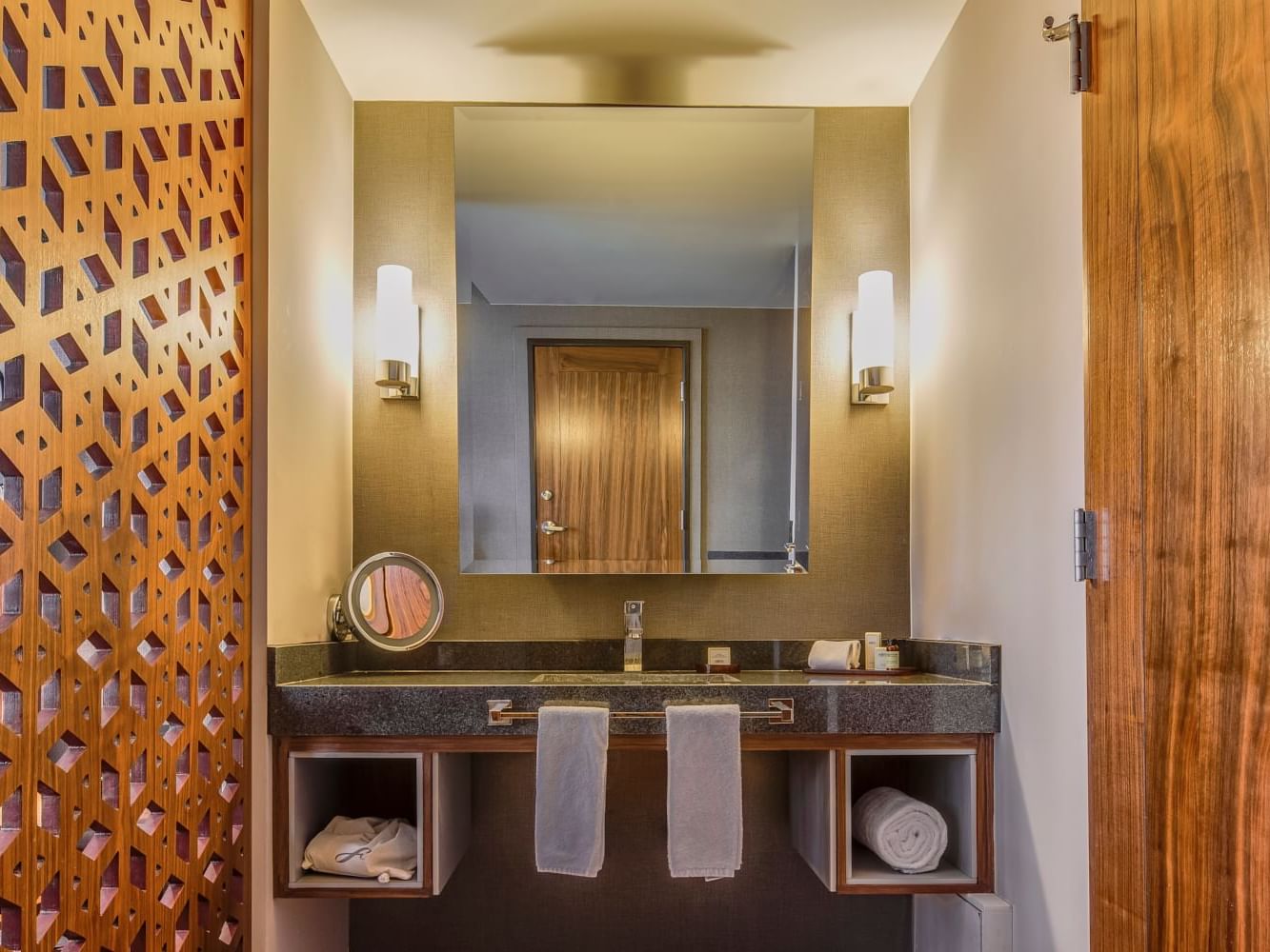 Mirror, Wash basin & Towel in Accessible room at La Colección