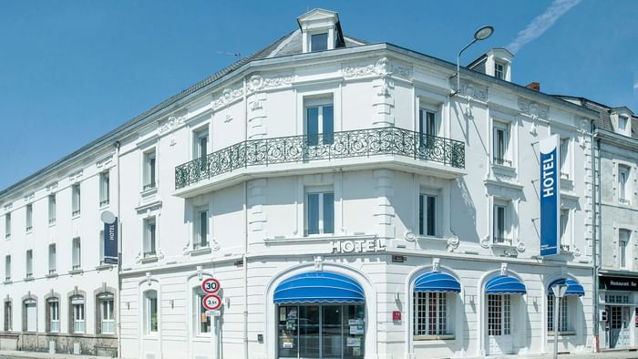 Building front view under blue sky of the at Hotel de l'Univers