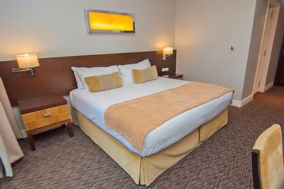 Interior de la Habitación Estándar con cama king en Panoramic Grand