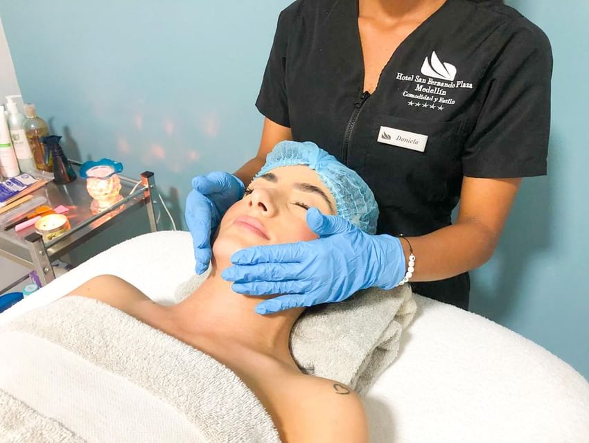 Mujer recibiendo un tratamiento facial en el spa del Hotel San Fernando Plaza