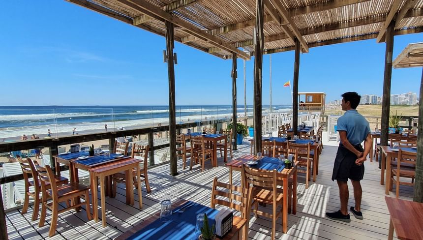 restaurante al pie de la playa en punta del este