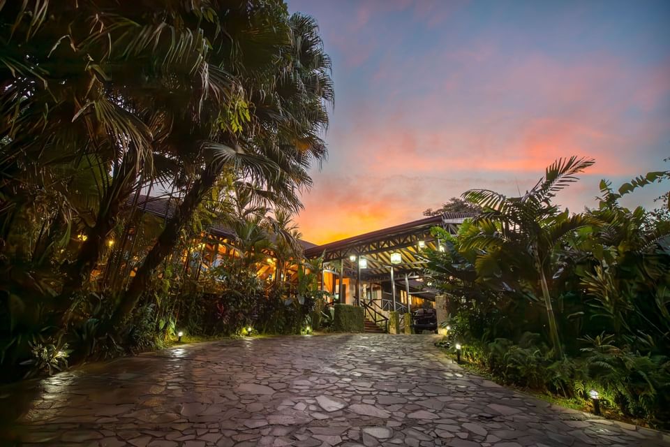 entrada hotel rio celeste por la tarde