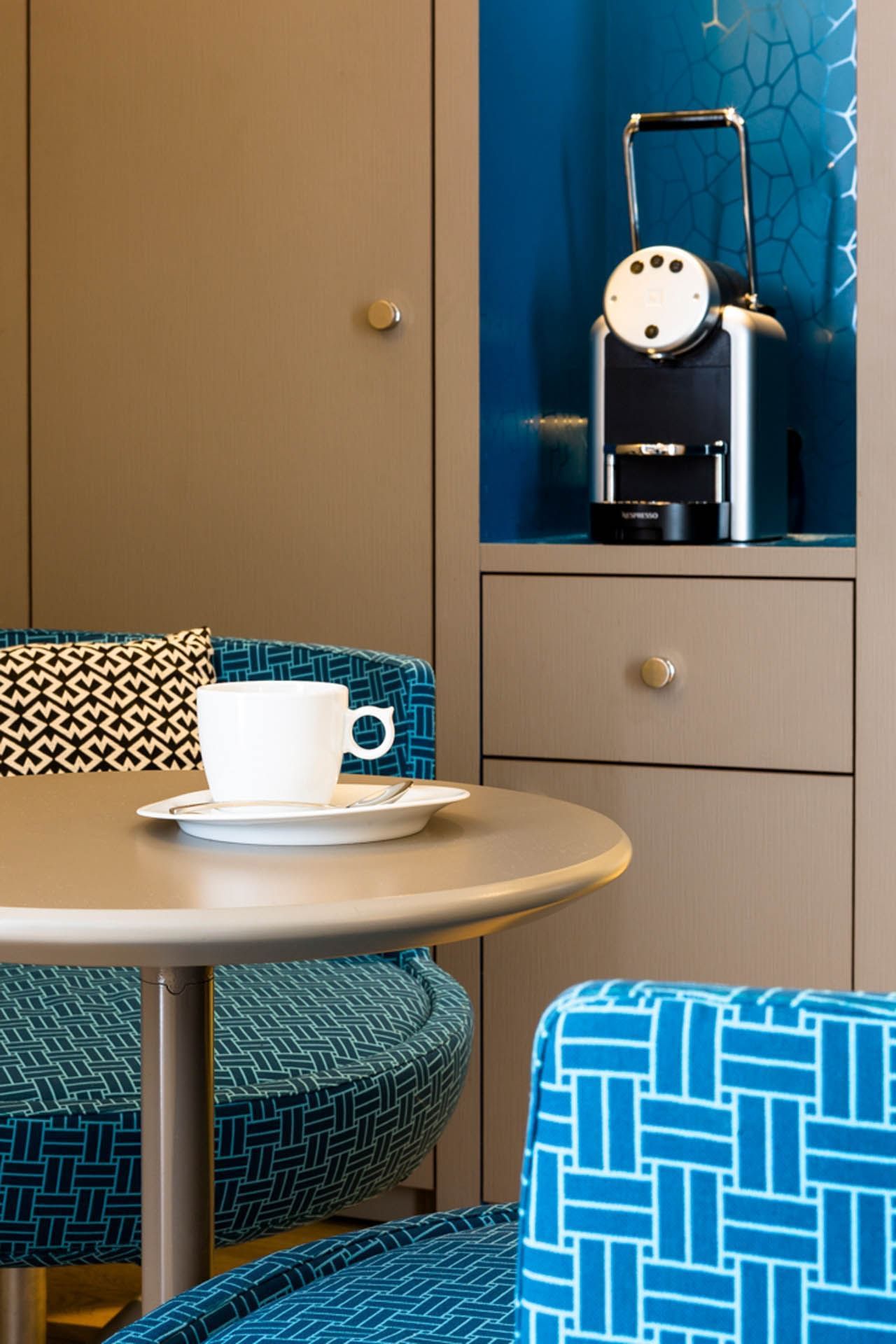 Thé servi sur une table à manger à l'Oceania Hôtel de France Nantes